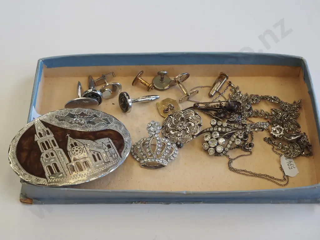 box; belt buckle, cuff links, brooches etc Image 1++