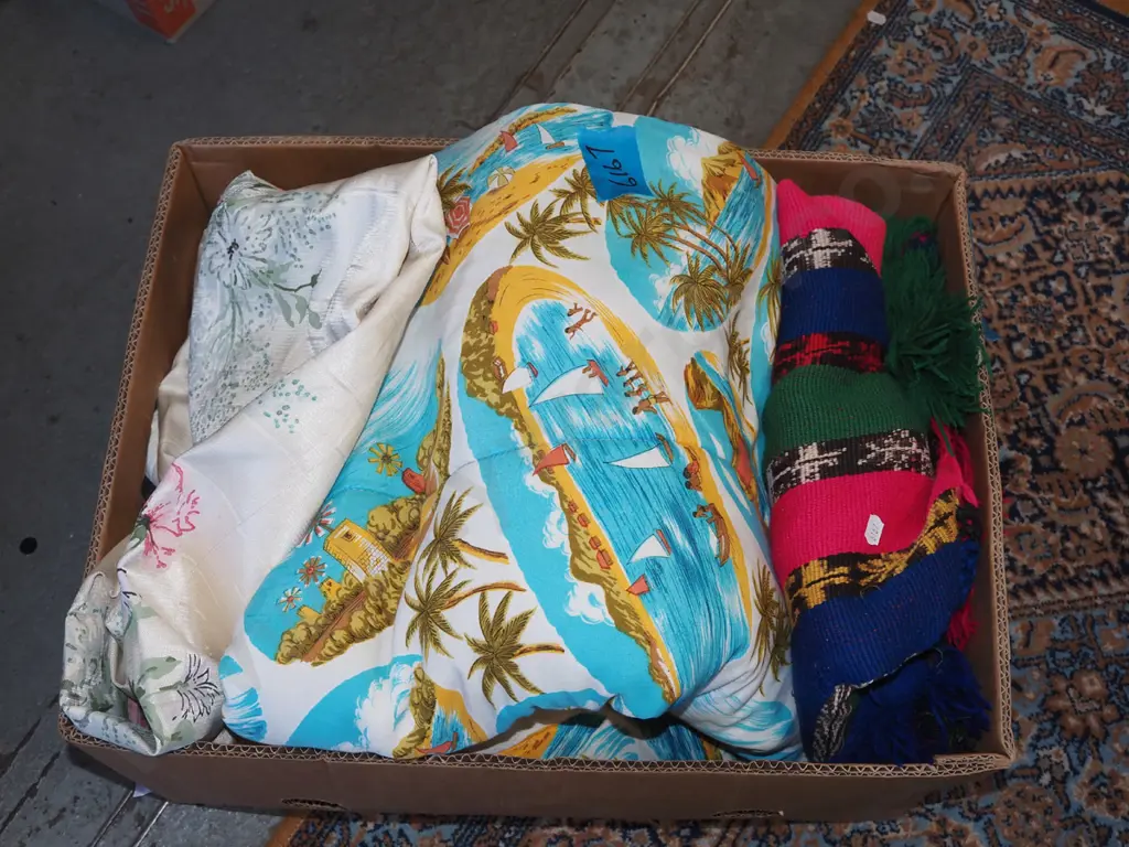 box; retro sleeping bag, table cloth etc Image 1++