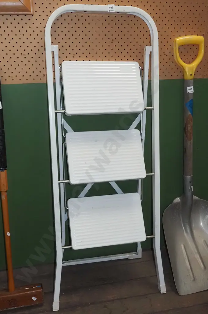 white metal 3 step ladder Image 1++