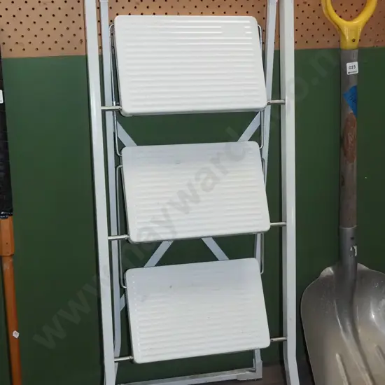 white metal 3 step ladder