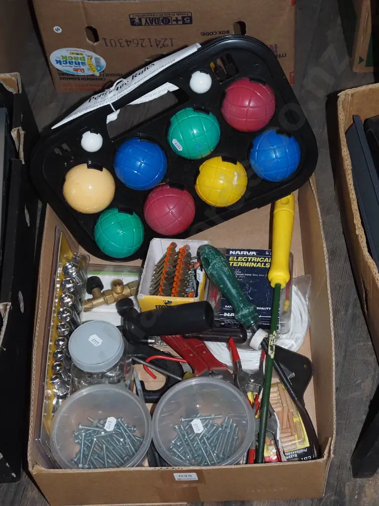 box; petanque set, nuts etc Image 1++