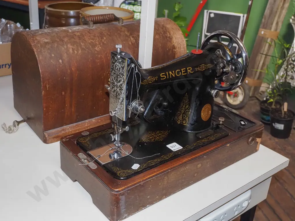 Singer table top sewing machine Image 1++