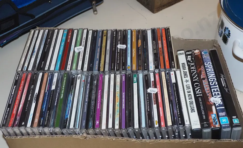 box; CDs, 5x music DVDS Image 1++