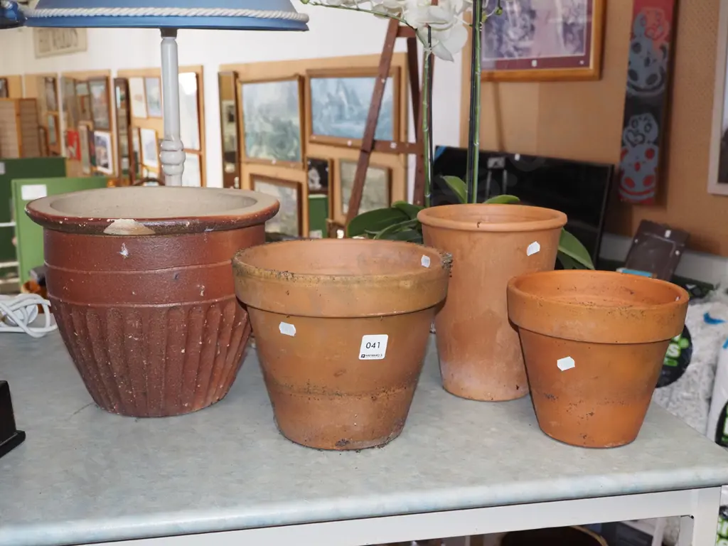4x terracotta planters H220 - has chip to rim Image 1++