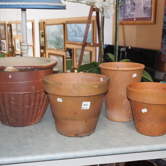 4x terracotta planters H220 - has chip to rim