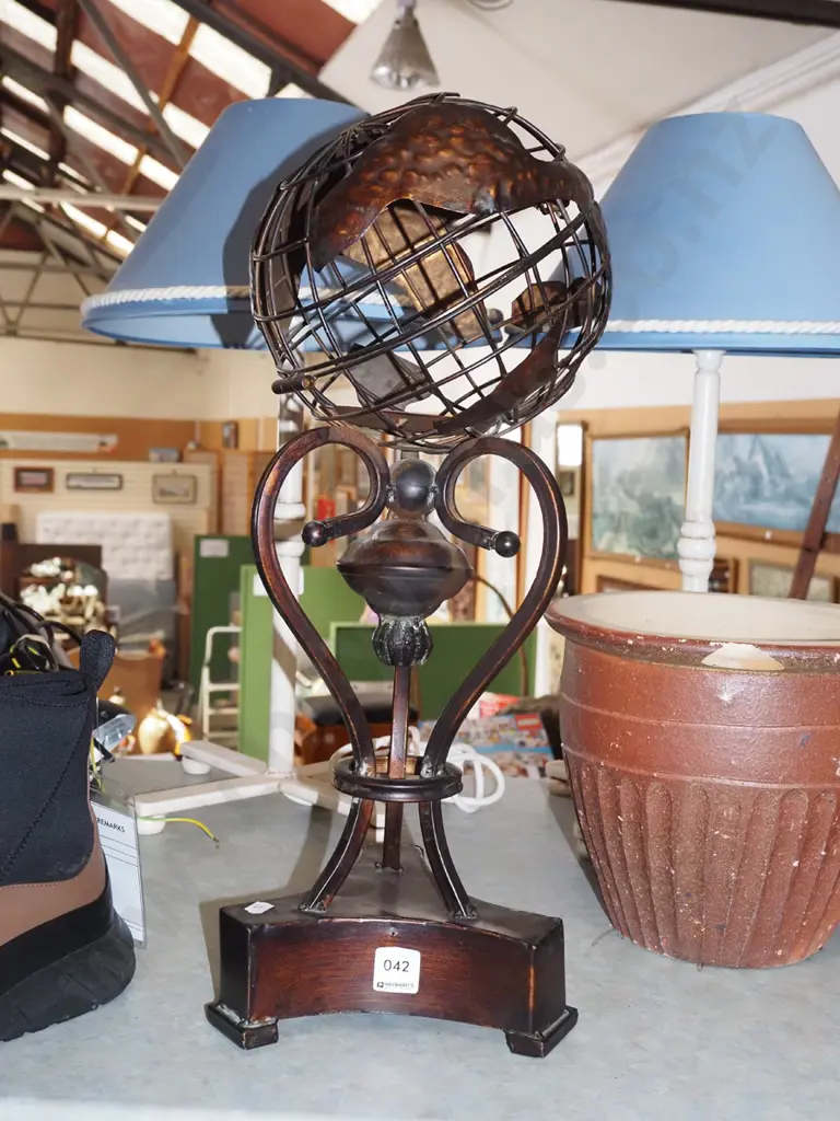 metal sculpture - globe on stand H500 Image 1++