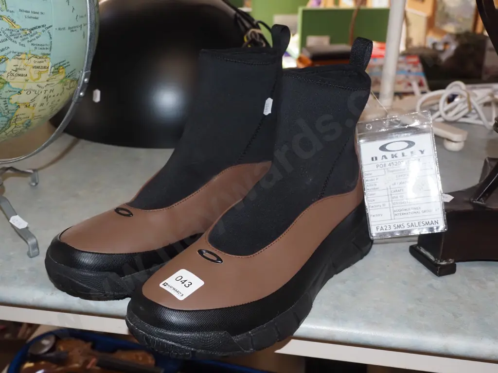 pair of as new Oakley Coyote boots size US10 Image 1++