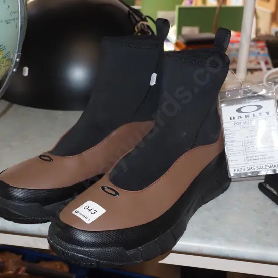 pair of as new Oakley Coyote boots size US10