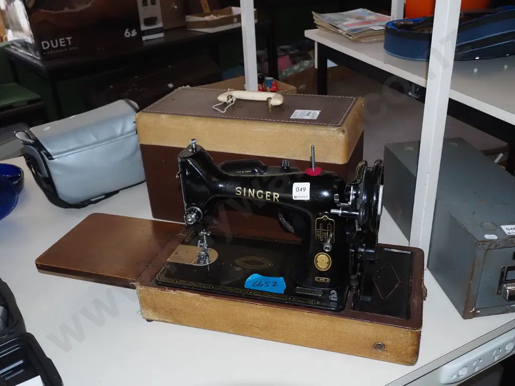 Singer table top sewing machine Image 1++