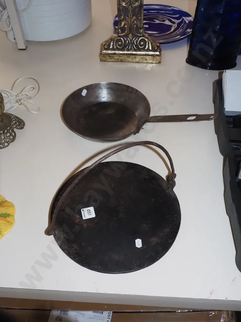 cast iron skillet, metal frying pan Image 1++