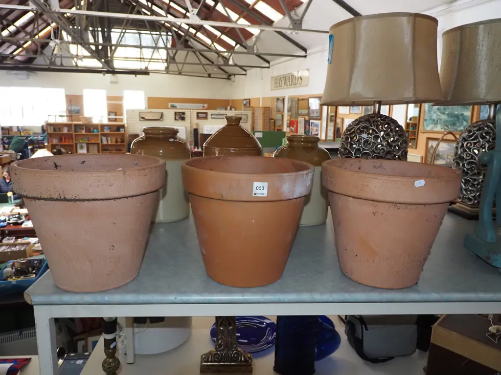 3x terracotta planters H235 Image 1++