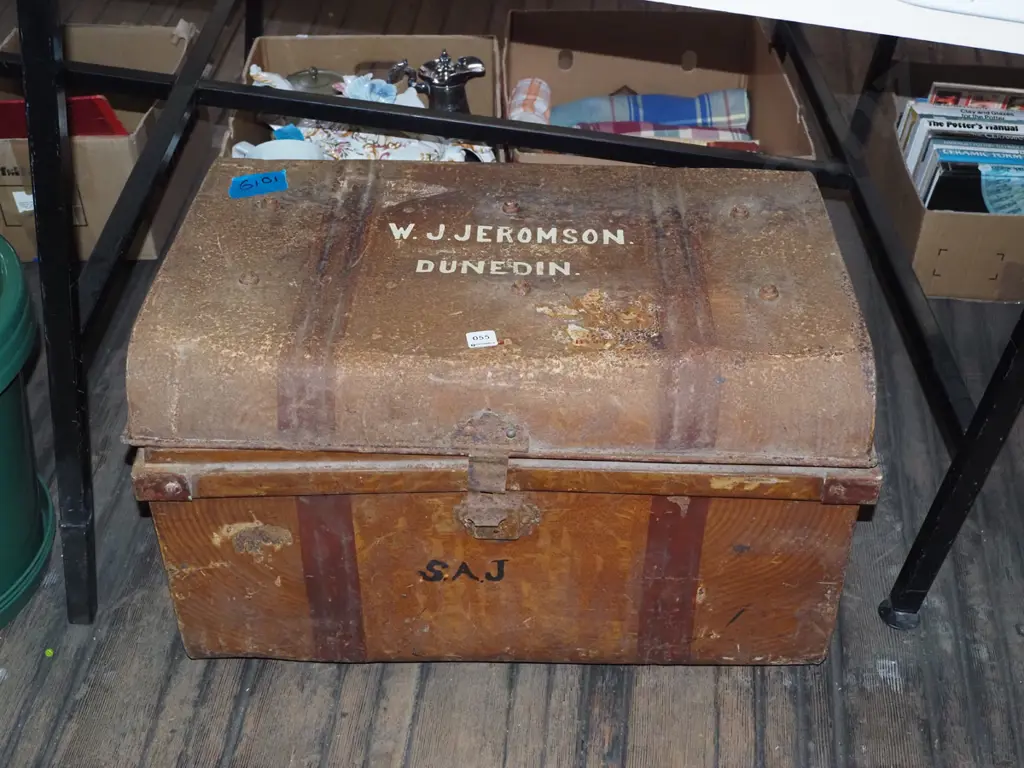 rusty metal traveller's trunk Image 1++