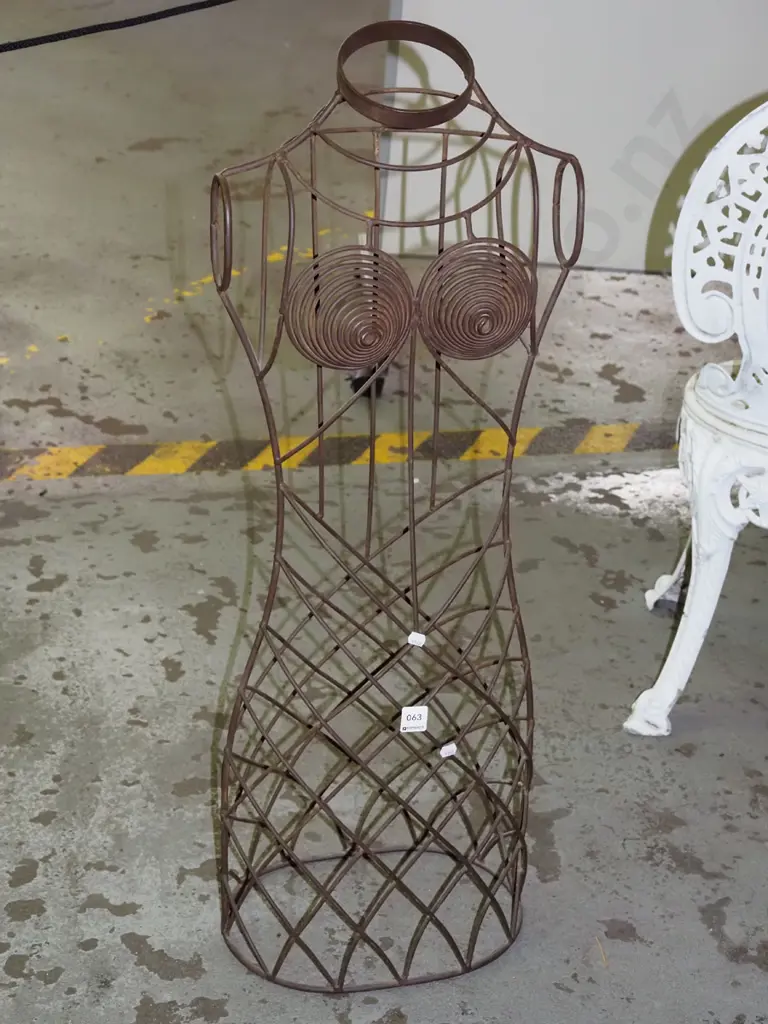 bent wire female torso H850 Image 1++
