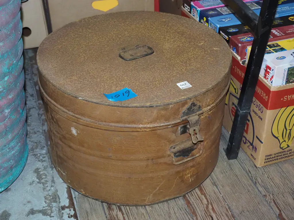 large rusty hat tin Diam460 Image 1++