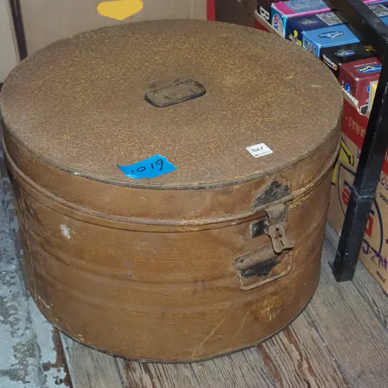 large rusty hat tin Diam460