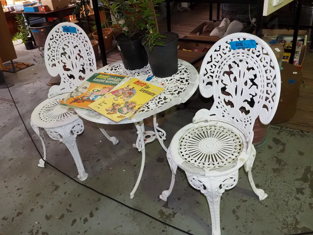 cast alloy 3 piece outdoor patio set - 2 chairs and table - damage to 1 end of table, paint needs attention Image 1++