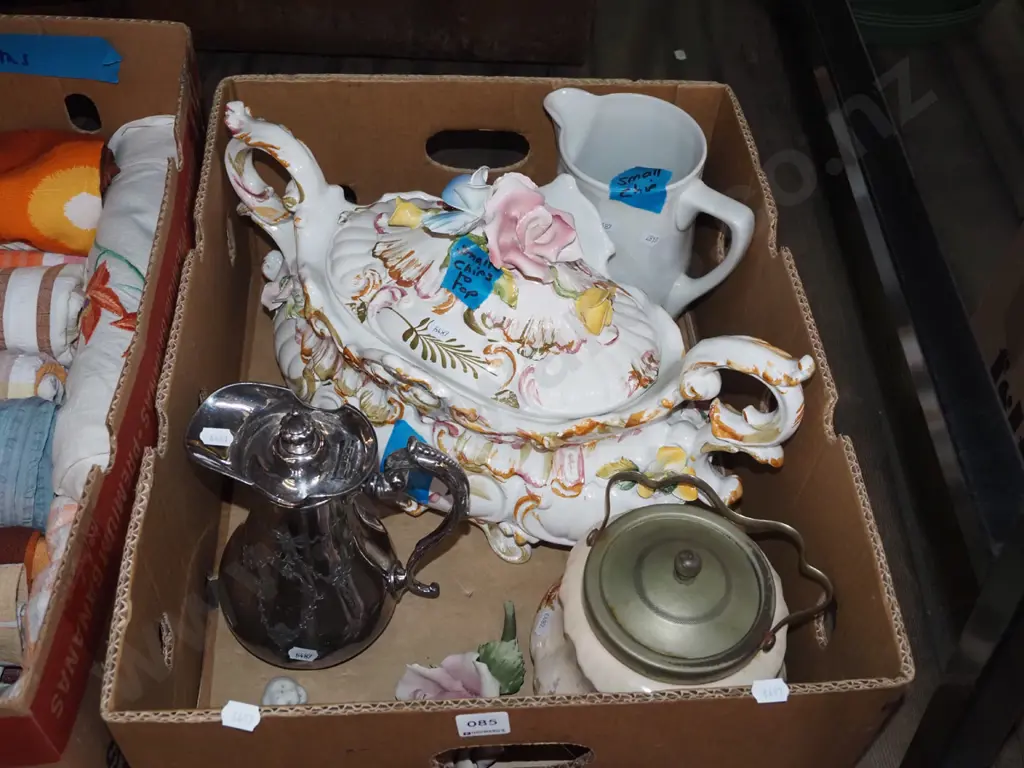 box; very large Italian double handled lidded tureen - chips, jugs etc Image 1++