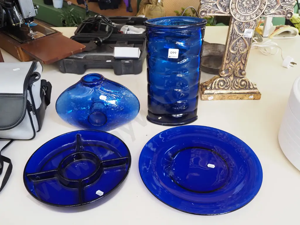 assorted blue glass items; plates, vase H310 Image 1++