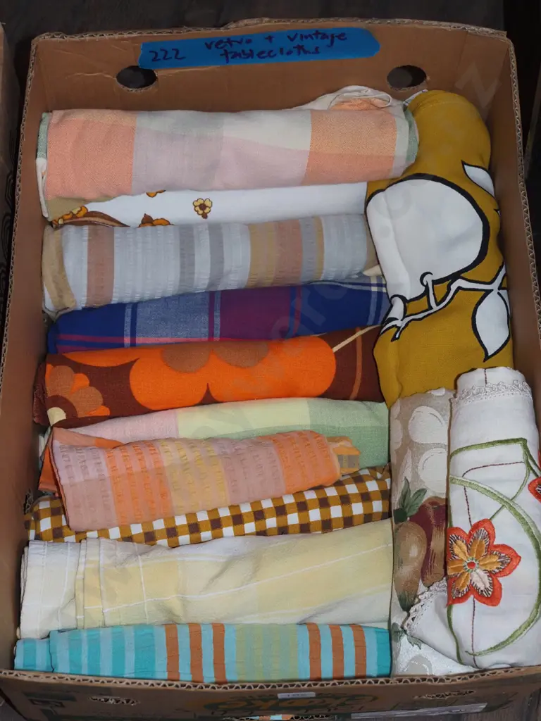 box; retro and vintage tablecloths Image 1++