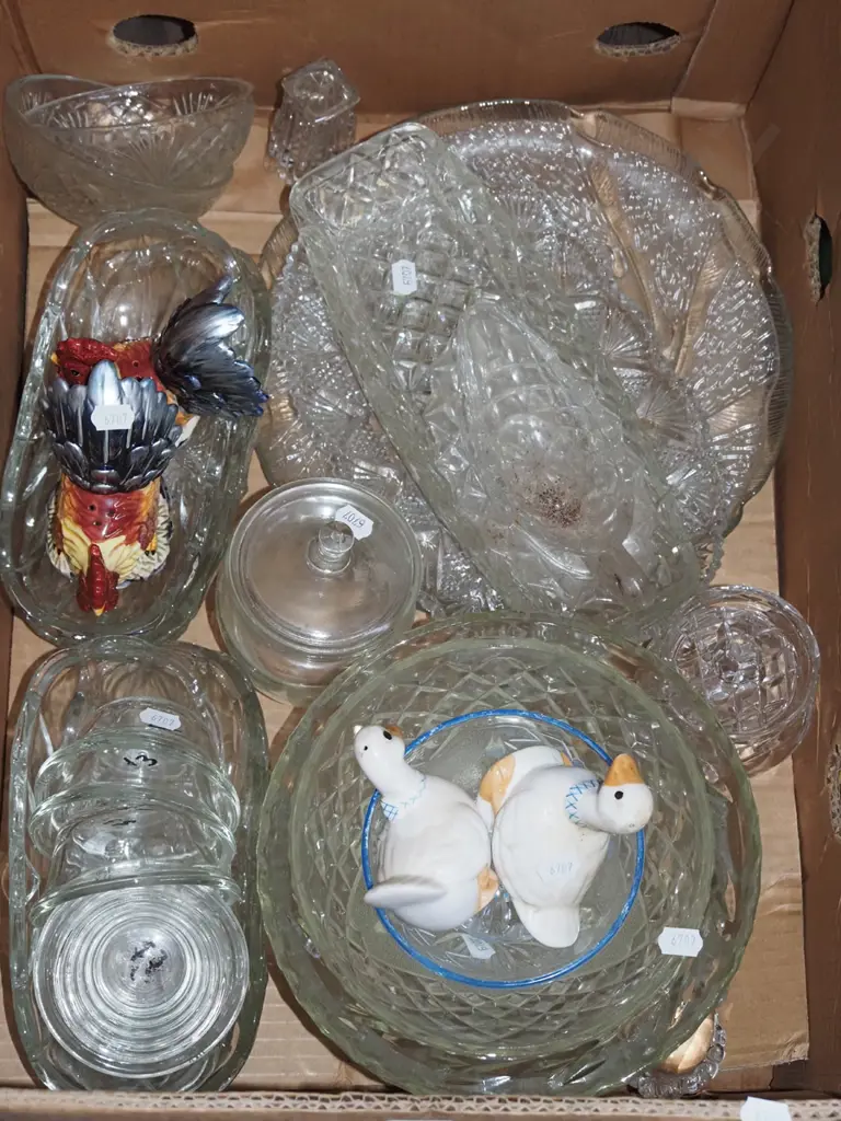 box; glass ware, novelty salt and pepper shakers Image 1++