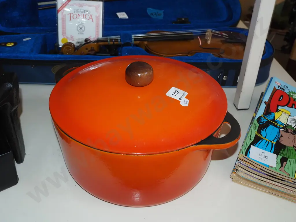 orange cast iron and enamel casserole Diam260 Image 1++