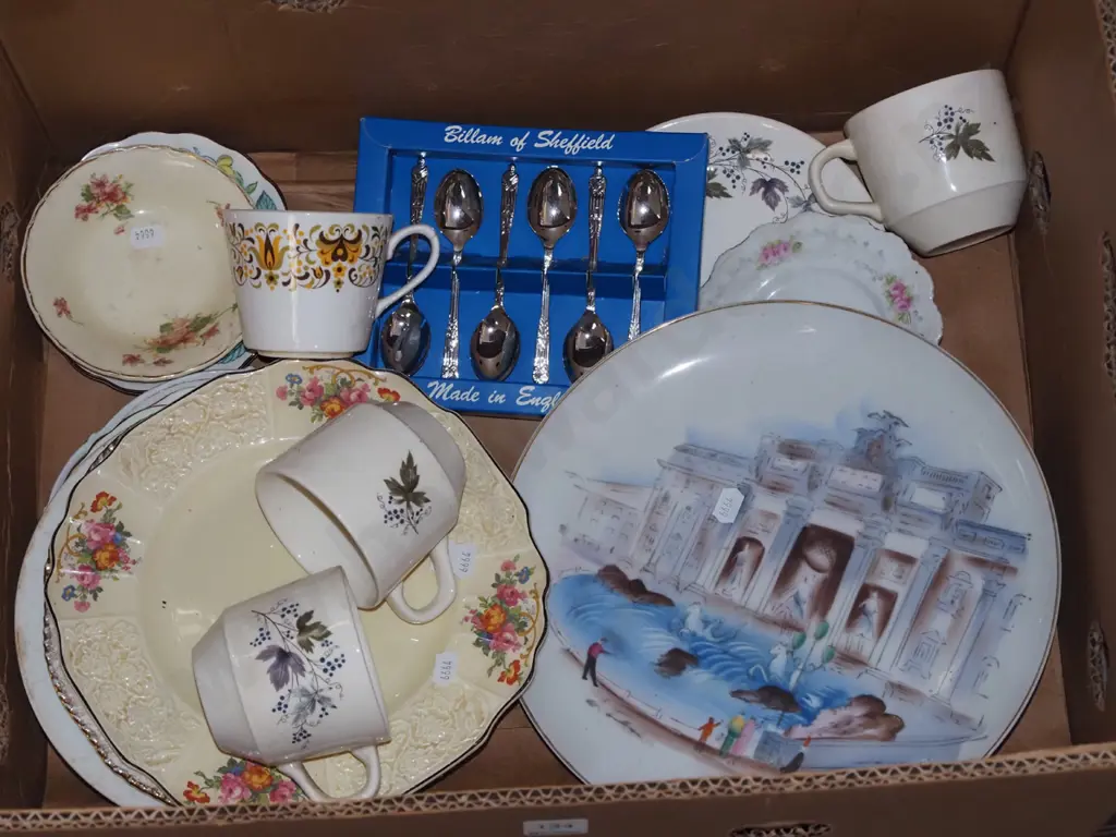 box; plates, cups, teaspoons Image 1++