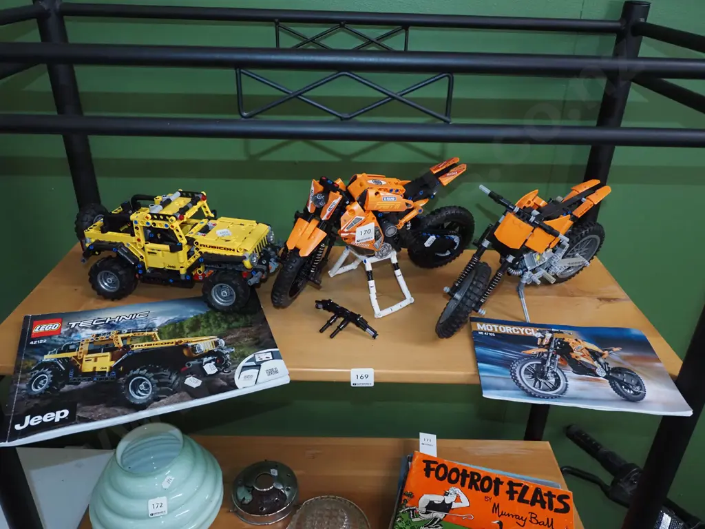 2x assembled Lego Technics motorbikes, 1x jeep Image 1++