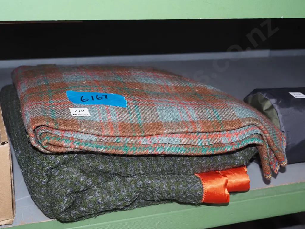2x woollen blankets Image 1++