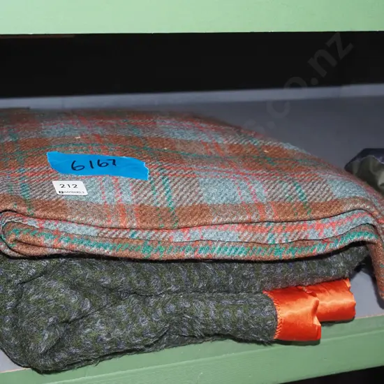 2x woollen blankets