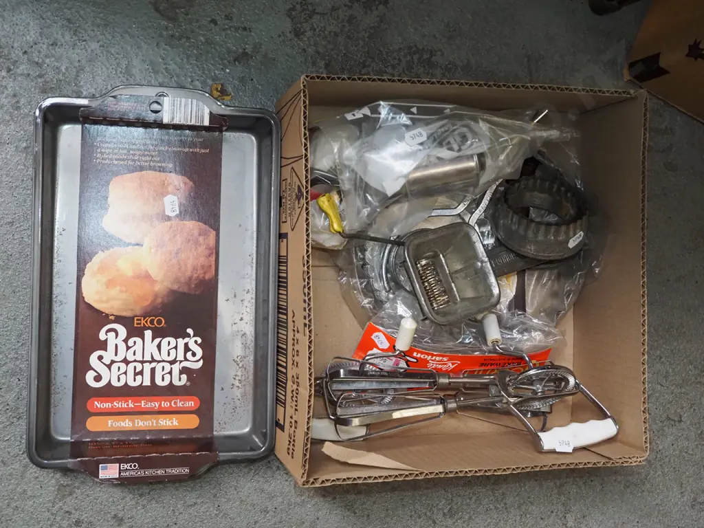 box; baking trays, hand beater etc Image 1++