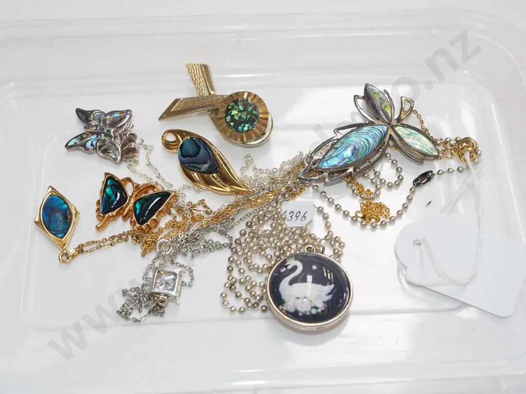 tray of costume jewellery Image 1++