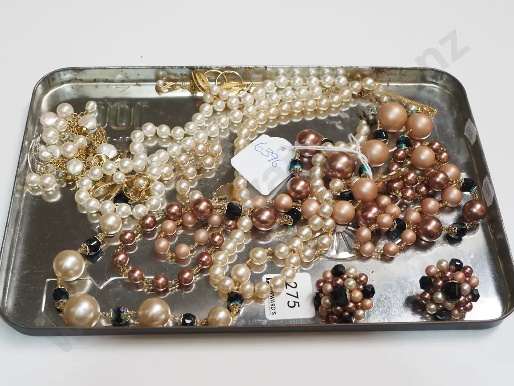tray of costume jewellery Image 1++