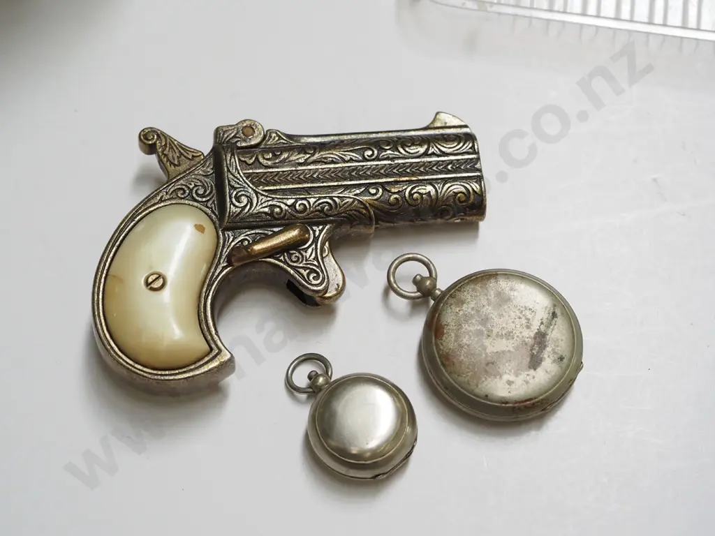 replica dirringer pistol, compass, sovereign case Image 1++