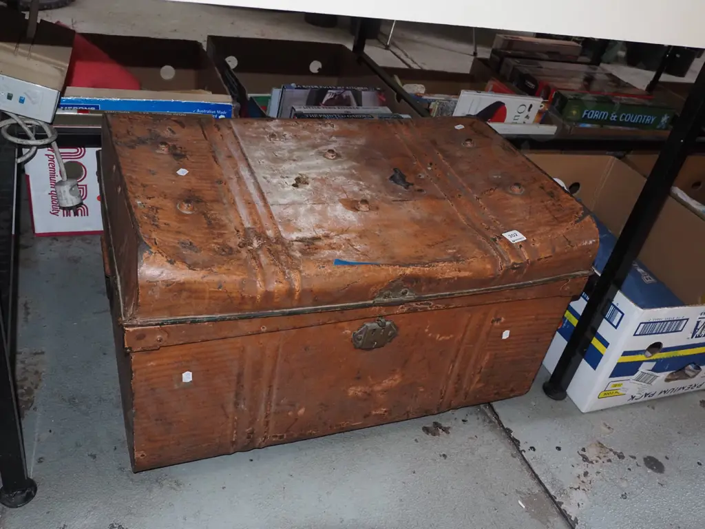 beaten tin traveller's trunk H380 W670 D420 Image 1++
