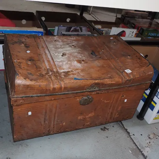 beaten tin traveller's trunk H380 W670 D420