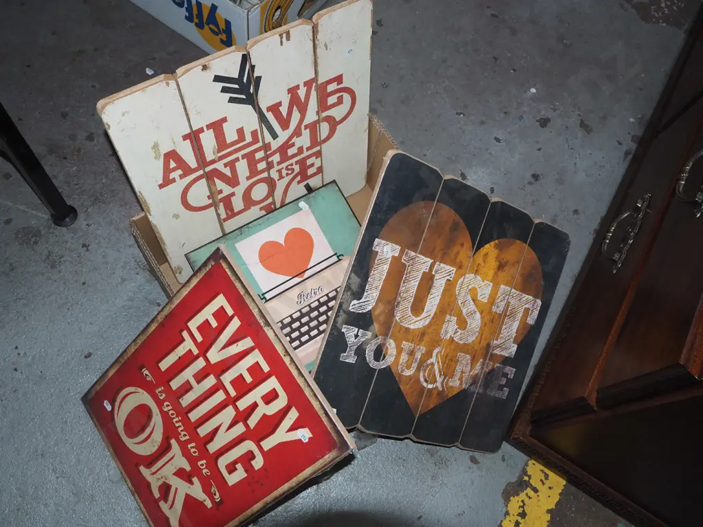 box; various prints on board Image 1++