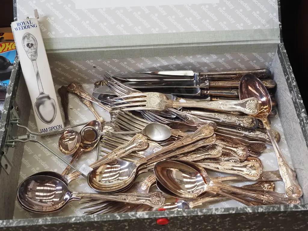 box of plated cutlery Image 1++