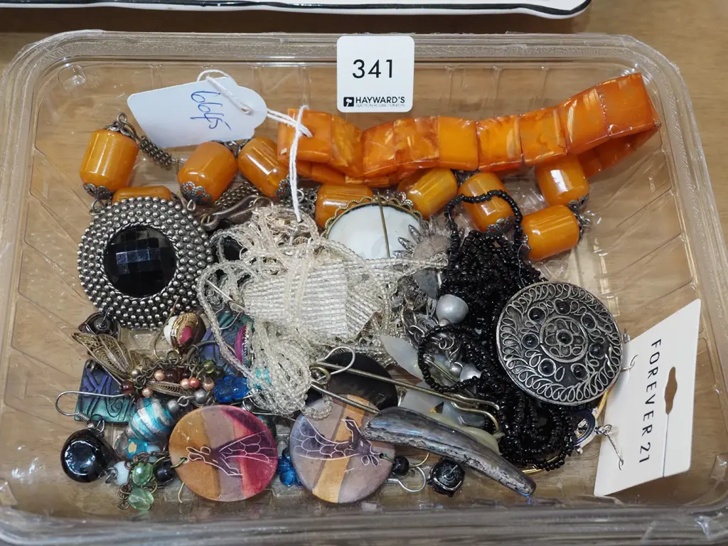 tray of costume jewellery Image 1++