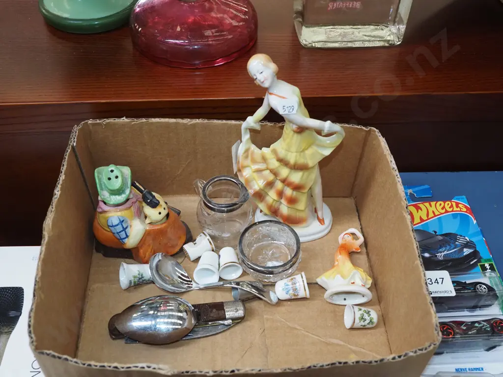 box; figurines, thimbles, small glass jug etc Image 1++