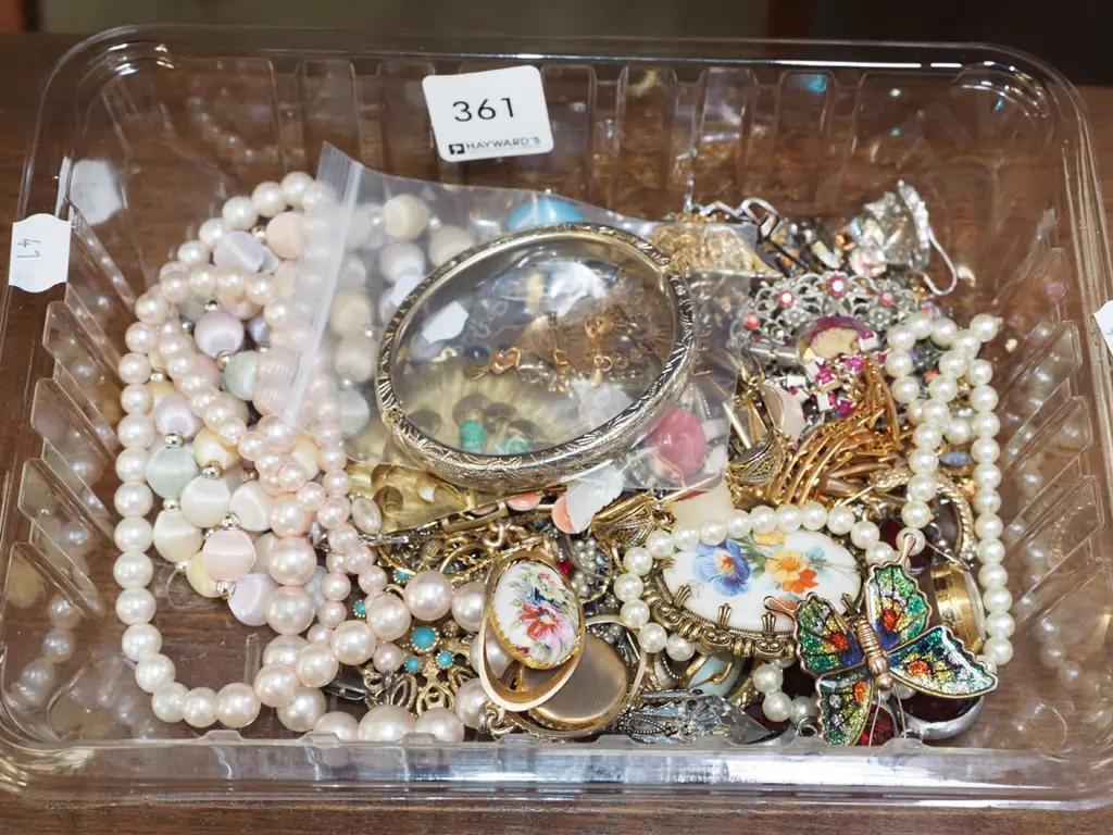 tray of costume jewellery Image 1++