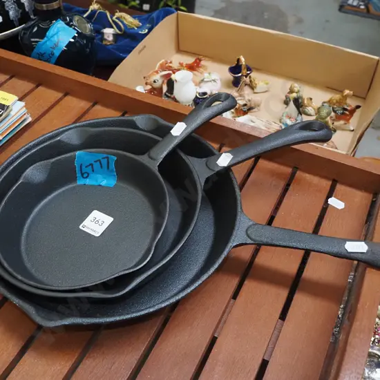 3x cast iron frying pans Diam260