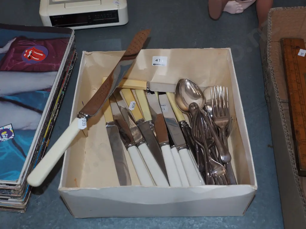box; bone handled knives, cutlery Image 1++