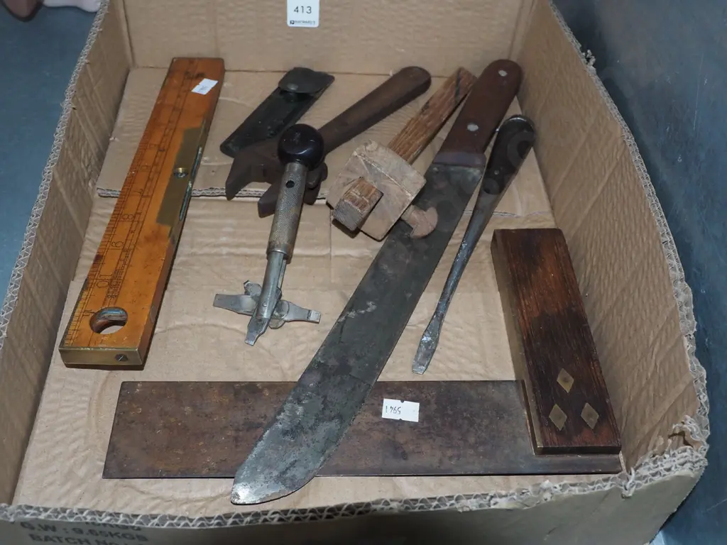 box; machete, level etc Image 1++