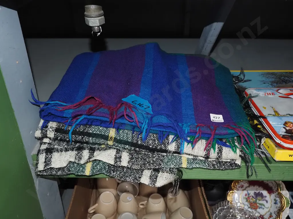 2x woollen blankets Image 1++