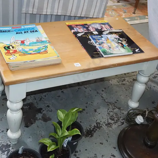 turned leg rimu top coffee table H420 W800 D430