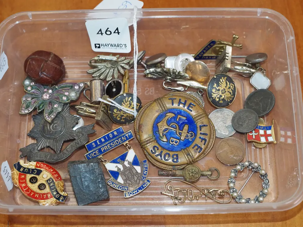 tray of costume jewellery Image 1++