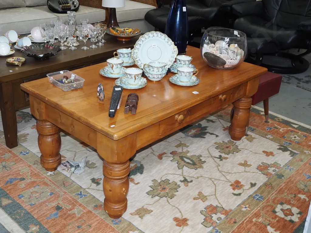 solid pine turned leg coffee table H480 W1210 D670 Image 1++