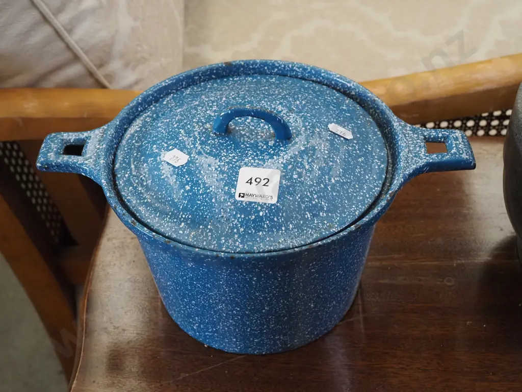 cast iron and blue speckled enamel casserole Diam200 Image 1++
