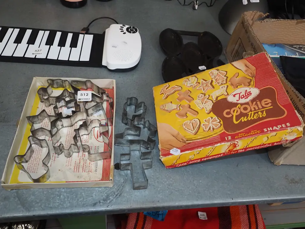 vintage cookie cutter set in original box Image 1++