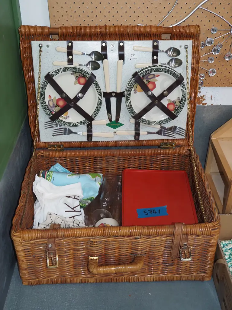 picnic hamper and contents Image 1++